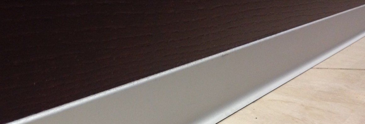 Плинтус алюминиевый L-образный анодированное серебро (3000*11*100 мм) — купить в Омске