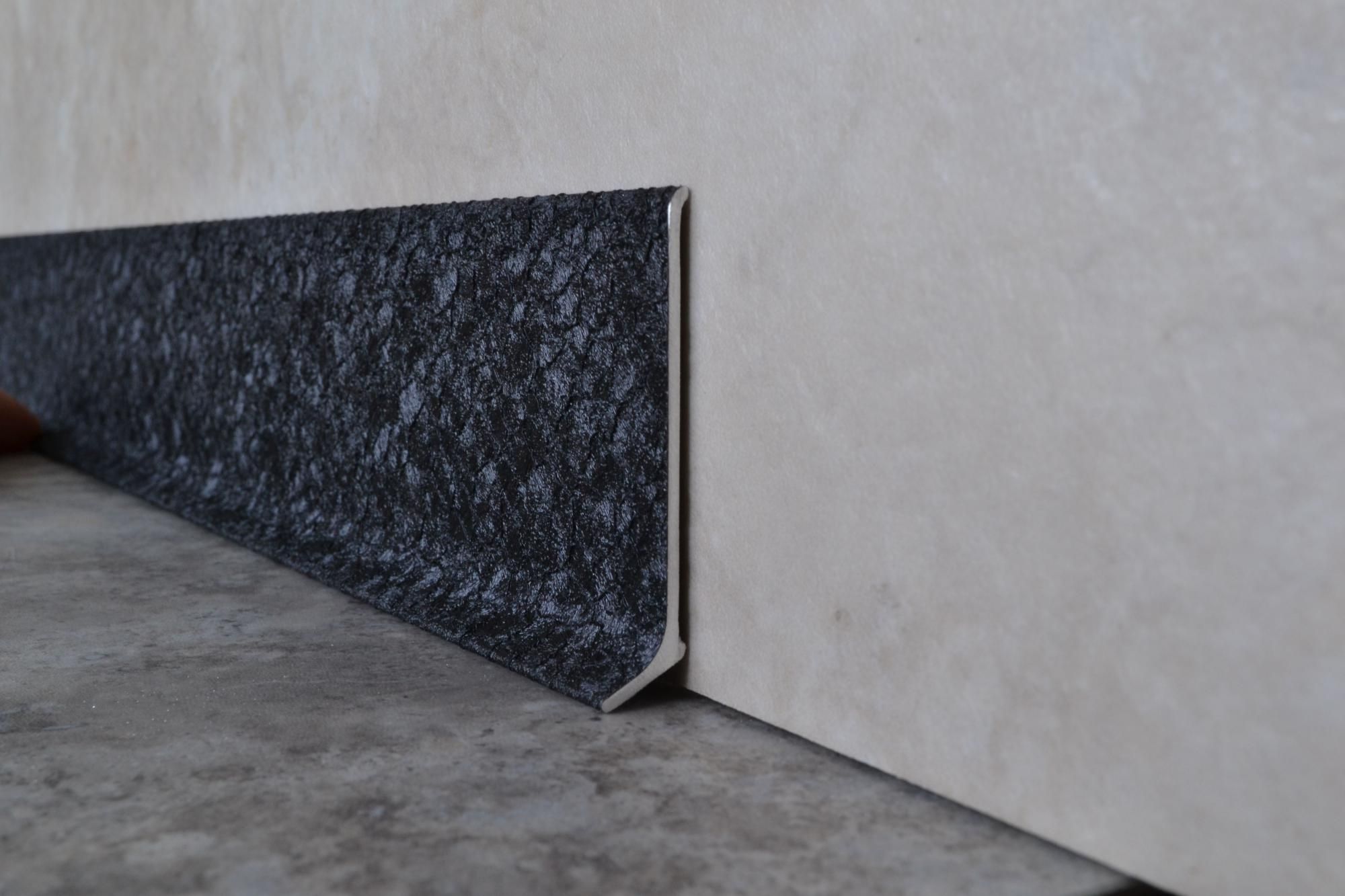 Плинтус алюминиевый L-образный текстура кожи черная (2500*11*60 мм) — купить в Омске