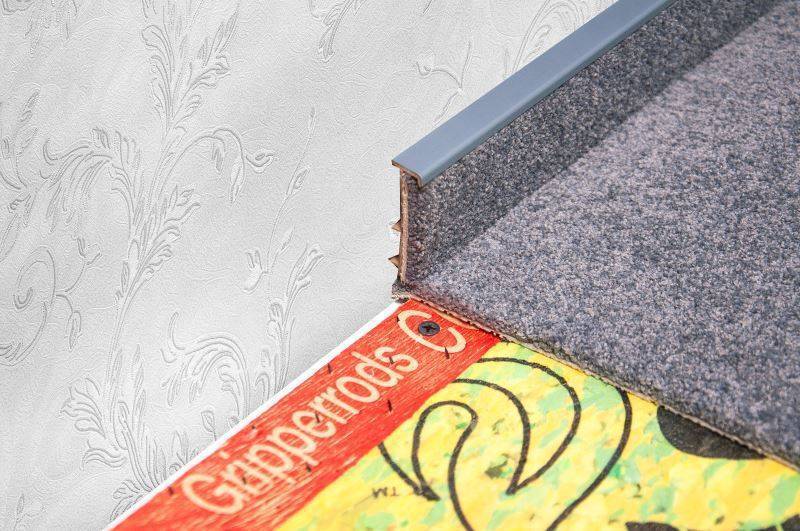 Плинтус для ковролина "Korner" Listwa графит (2500*13,8*50 мм) — купить в Омске