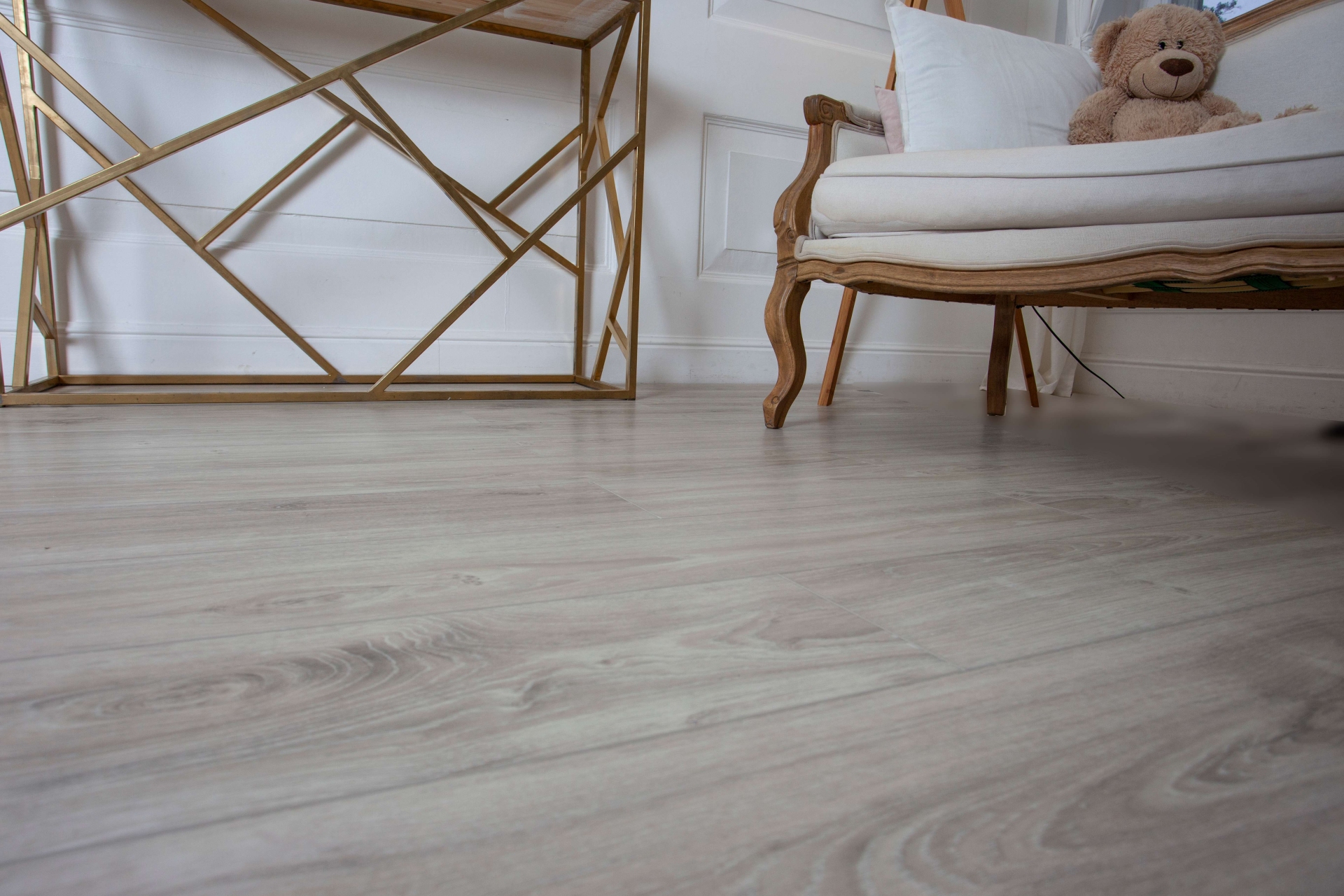 Усовершенствованная кварц-виниловая плитка «Damy Floor» Дуб Белый (1227*187*2,5 мм) — купить в Омске