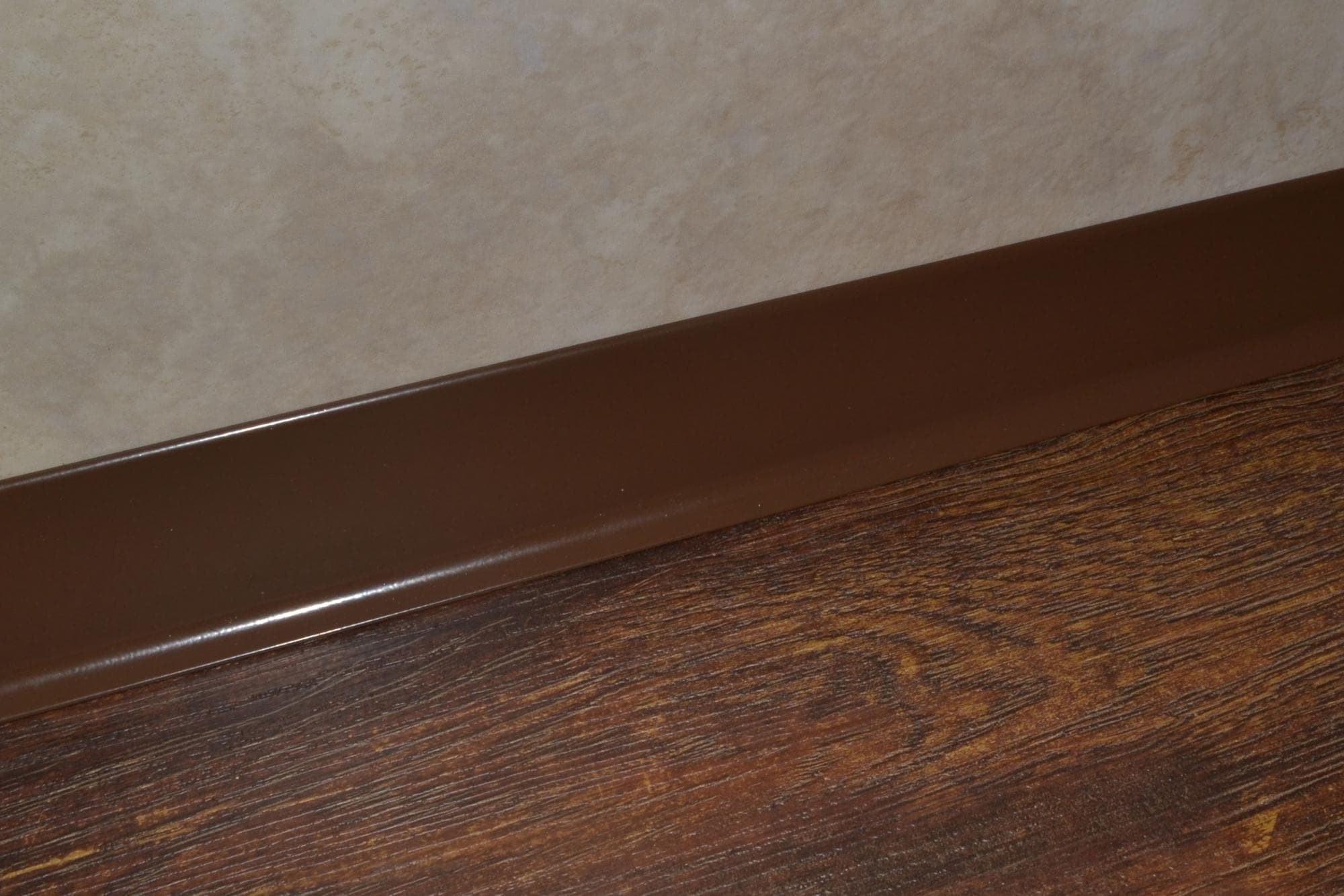 Плинтус алюминиевый L-образный шоколад (2500*11*60 мм) — купить в Омске